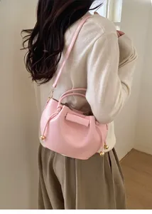 Detailansicht der rosa Halbmond-Beuteltasche mit Tunnelzug und Goldakzenten