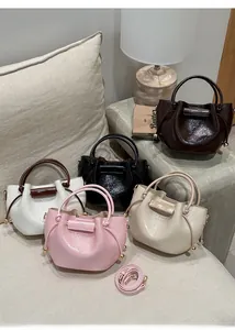 Set aus strukturierten Beuteltaschen in fünf Farben mit goldenen Details und Trageriemen