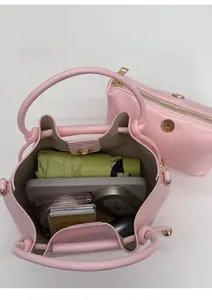 Innenansicht der rosa Beuteltasche mit Platz für Schirm, Handy und Kosmetiktasche
