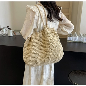Dettaglio della trama della borsa tote in paglia intrecciata a mano per le vacanze estive