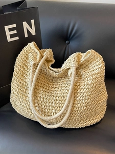 Borsa tote in paglia beige intrecciata con finitura materica per mare ed estate