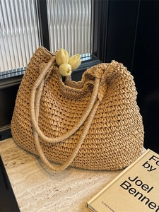 Grande borsa tote in paglia con fodera in tessuto e tracolle intrecciate per vacanze estive
