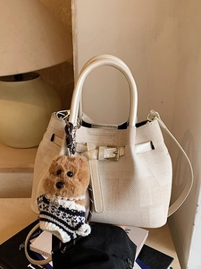 Schicke beige Eimertasche mit Textur, süßem Hunde-Plüschanhänger und Gold-Schnallen-Hardware