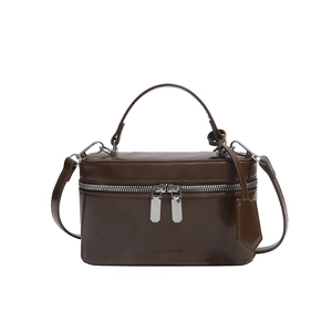 Sac boîte vintage marron foncé avec finition brillante et doubles fermetures éclair argentées