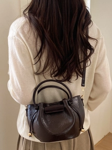 Dunkelbraune Lackleder-Beuteltasche mit Tunnelzug, Gold-Details und Schultergurt