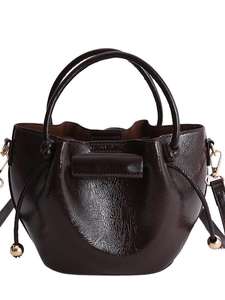 Dunkelbraune Beuteltasche aus glänzendem Lackleder mit Kordelzug und goldenen Details
