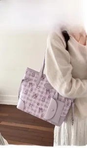 Détail du sac cabas à carreaux lavande avec oursons et petite pochette assortie