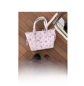 Détail du cabas à carreaux lilas avec imprimés de dessins animés et mini porte-monnaie