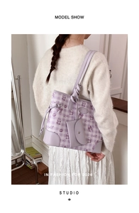 Détail du grand sac cabas violet à carreaux avec oursons et mini pochette assortie