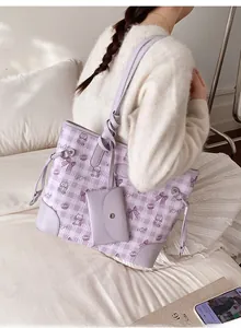 Détail du sac cabas à carreaux violets avec motifs oursons et petite pochette assortie