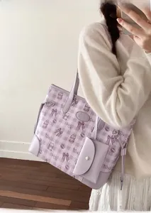 Détail d'un cabas à carreaux violet clair avec motifs ours et mini pochette latérale