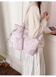 Détail du sac cabas à carreaux roses avec oursons et petit porte-monnaie assorti