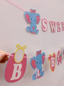 Dettaglio dello striscione Sweet Baby in carta con elefante blu e motivi per feste