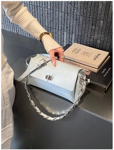 Detailansicht der hellblauen Ledertasche mit silbernem Drehverschluss und zwei Riemen