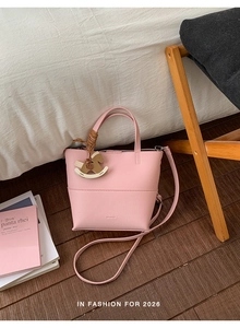 Sac fourre-tout rose en cuir grainé avec charme de cheval et bandoulière réglable