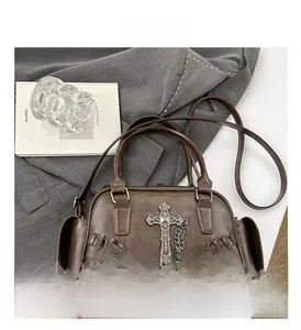 Détails de sac gothique vintage avec croix argentée, rivets et bandoulière amovible