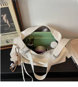 Détail de l'intérieur du grand sac cabas blanc avec un grand rangement et une large bandoulière