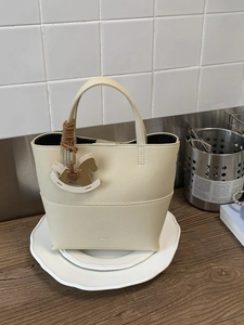 Sac à Épaule en Cuir PU Grain Litchi à la Mode Avec Charme de Cheval à Bascule Sac à Main Rétro Seau Femme