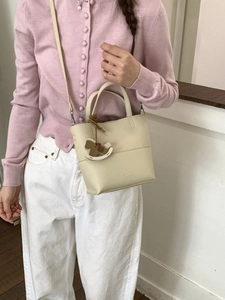 Sac seau chic couleur crème avec motif litchi et breloque cheval en bois pour femme