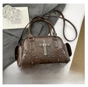 Détail du sac en cuir PU marron foncé avec croix argentée et rivets au style vintage