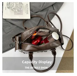 Capacité interne du sac à main en cuir marron avec rangement pour téléphone et cosmétiques