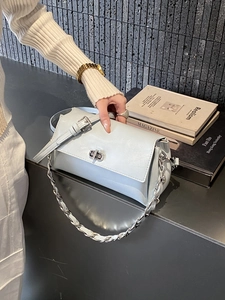 Damen Glanz PU Leder Umhängetasche Mit Silberner Metallkette Und Drehverschluss Elegante Minimalistische Pendler Schultertasche