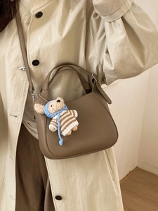 Women's Retro PU Leather Bucket Bag Minimalist Lychee Pattern Shoulder Crossbody Bag With Bear Charm Commuting Handbag