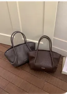Vue détaillée de grands sacs cabas texture craquelée en gris foncé et brun chocolat