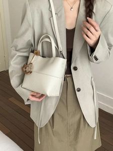Mini sac cabas blanc élégant motif litchi avec breloque cheval en bois pour femme