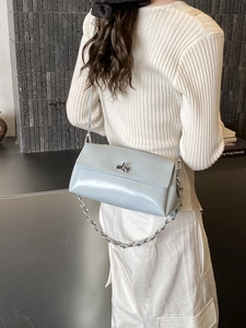 Minimalistische hellblaue Lackleder-Umhängetasche mit Silberkette und Drehverschluss
