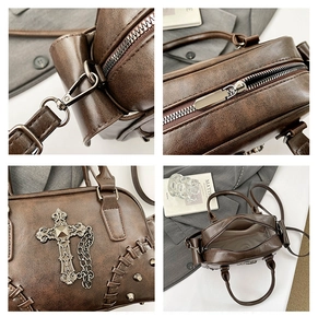 Détail d'un sac vintage en cuir marron avec croix métallique et rivets en vue macro