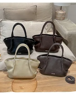 Vue détaillée de quatre sacs cabas en noir, marron, beige et gris avec texture cuir