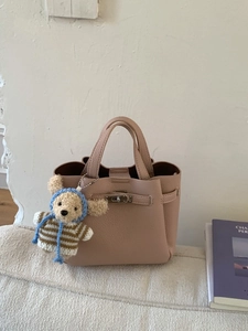 Sac seau en cuir grainé rose avec fermoir en métal et charm d'ours en tricot mignon