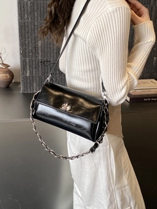 Minimalistische schwarze Lackleder-Schultertasche mit Silberverschluss und Kette
