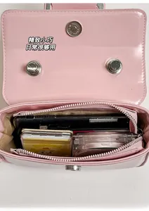Vista interna della borsa in similpelle rosa con tasca zip e chiusura magnetica per capienza