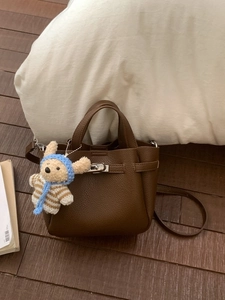 Sac seau en cuir grainé marron avec pendentif ours et bandoulière amovible