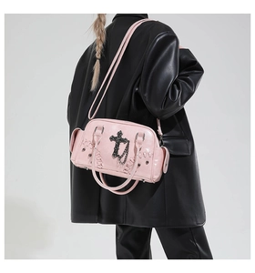 Sac gothique rose avec pendentif croix en métal et détails tressés sur le côté