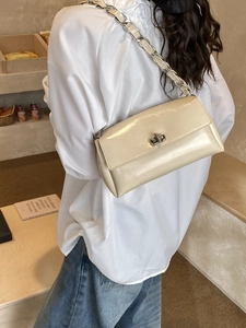 Cremeweiße Schultertasche aus Lackleder mit silberner Kette und Metalldrehverschluss