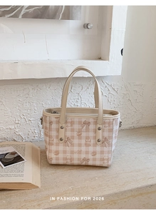 Détail du sac seau à carreaux avec imprimés chat mignons et anneaux métalliques en D
