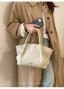 Détail du sac cabas blanc cassé montrant la texture froissée naturelle et un style rétro épuré