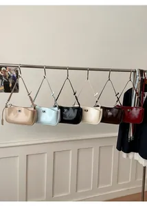 Detailansicht der stilvollen Achseltaschen aus Kunstleder in sechs Farben mit Silberschnallen