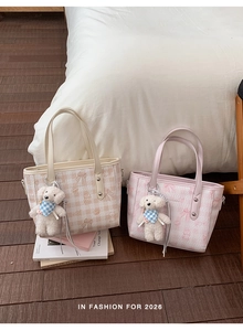 Vue détaillée des sacs seaux beige à carreaux et rose à motifs avec charms chien en peluche