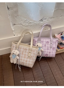 Détail de sacs seaux à motifs de dessins animés avec charmants pendentifs peluches