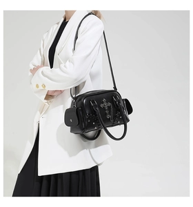 Détails du sac gothique noir avec croix argentée, chaînes métalliques et clous déco