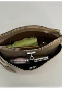 Innenansicht der khakifarbenen Ledertasche mit Platz für Schirm und Kosmetik