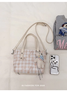 Détail du grand sac cabas à carreaux avec imprimé ours, bandoulière et pompon ours
