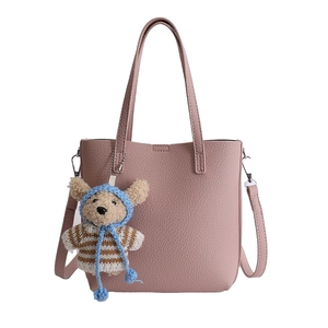 Sac seau rose en cuir grainé avec bandoulière amovible et pendentif ourson mignon