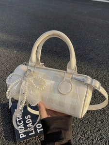 Sac Boston à carreaux crème élégant avec nœud en dentelle perlée et bandoulière
