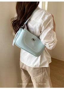 Detailansicht einer hellblauen Baguette-Schultertasche aus Lackleder mit Silberschnalle