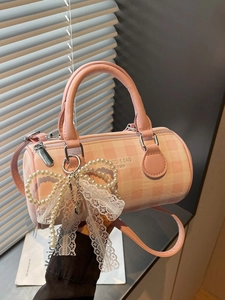Sac Boston rose à carreaux avec nœud en perles et dentelle au design cylindrique